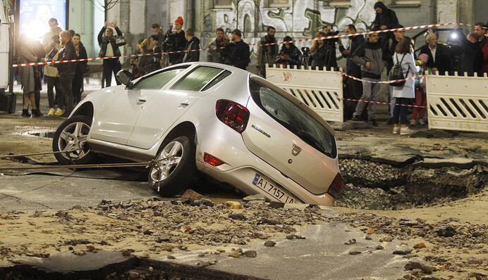 Жах без кінця: що заважає вирішити проблему дірявих доріг в Україні