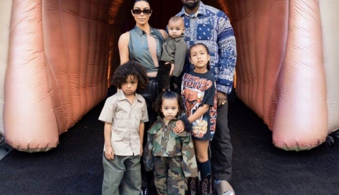 Ким Кардашьян показала роскошную игровую комнату своих детей - в ней есть сцена и супермаркет