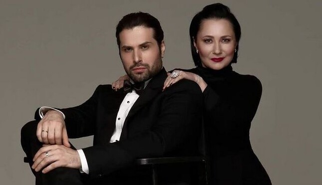 Дружина Девіда Аксельрода вирішила влаштувати йому сюрприз і обстригла волосся (фото)