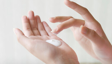 Маникюр на месяц: как сохранить дизайн ногтей и отложить поход в салон