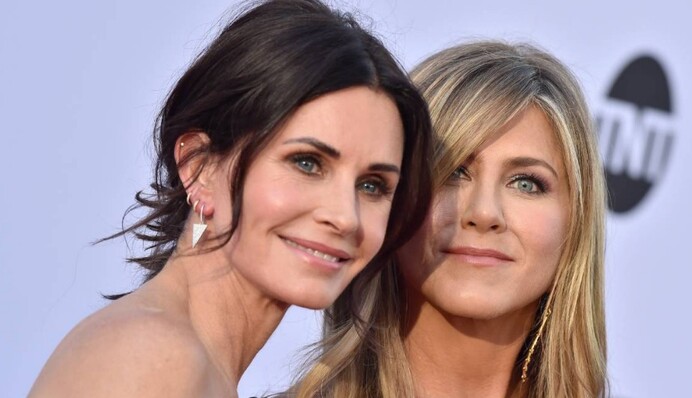 Кортні Кокс привітала Дженніфер Еністон з днем народження кумедною пародією: фото