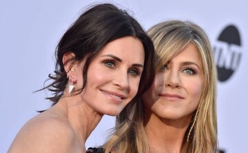 Кортні Кокс привітала Дженніфер Еністон з днем народження кумедною пародією: фото