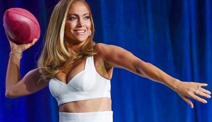 50-летняя Дженнифер Лопес взволновала фанатов горячим фото в бикини