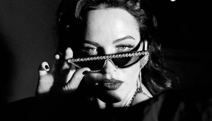 Соблазнительное искусство: Даша Астафьева выступит в откровенном варьете 