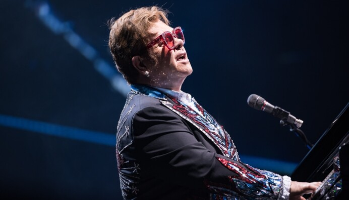 Элтону Джону стало плохо на сцене: 72-летнему певцу диагностировали атипичную пневмонию