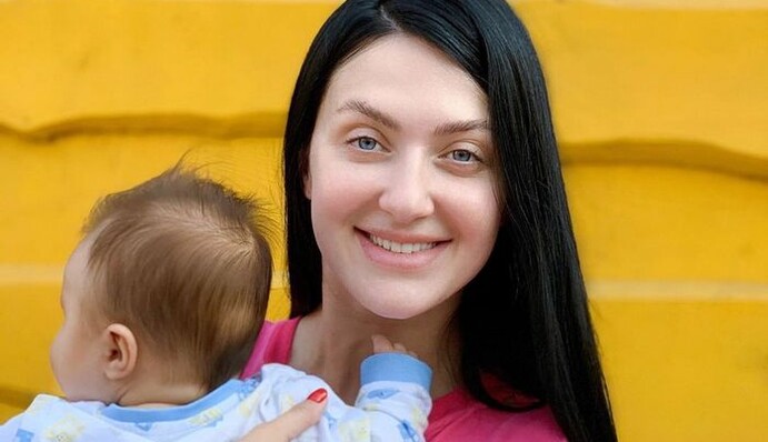 Жена Бабкина показала 8-месячного сына и похвасталась первыми достижениями малыша