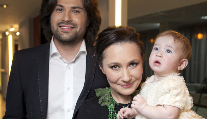 Дружина і продюсер Девіда Аксельрода відповіла на звинувачення і критику на адресу співака