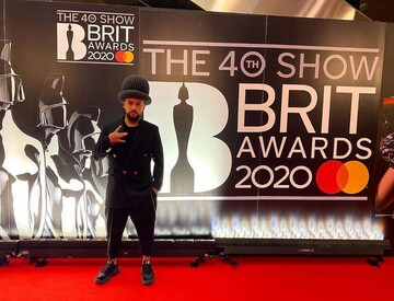 MONATIK засвітився на премії BRIT Awards 2020 - але навіть це не так круто, як його стильна шапка