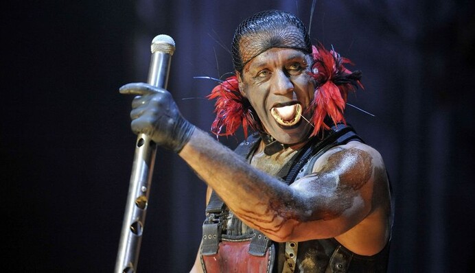 Девушки из России снялись в порноклипе Тилля Линдеманна - в сети на них устроили охоту