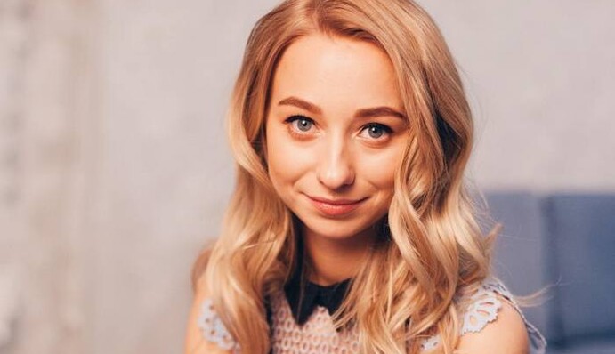 Молода наречена Віктора Павлика показала ще одну весільну сукню - і вона з дуже глибоким декольте