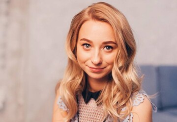 Молода наречена Віктора Павлика показала ще одну весільну сукню - і вона з дуже глибоким декольте