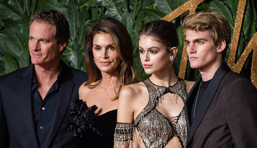 Синди Кроуфорд ищет психотерапевта для проблемного сына - похоже, парень связался с плохой компанией