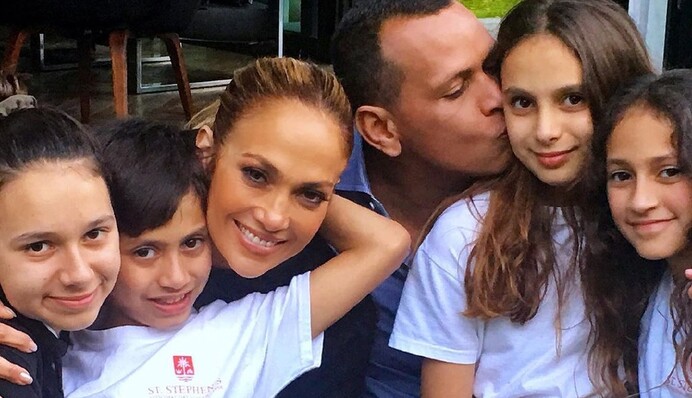 В день рождения детей Дженнифер Лопес показала трогательное архивное фото с малышами