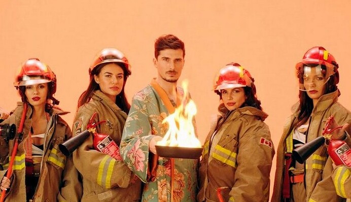 Mozgi в новом клипе поменялись местами с привлекательными девушками: видео