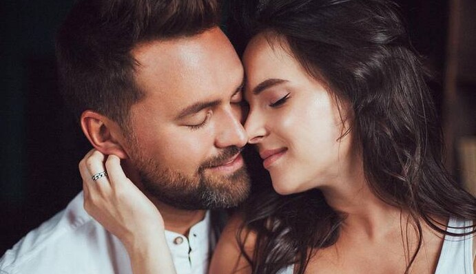 Український ведучий вирішив обвінчатися з дружиною через два роки шлюбу