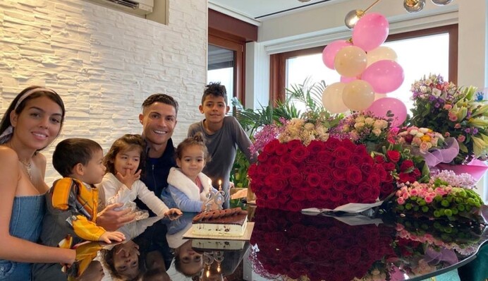 Кріштіану Роналду показав, як купає чотирьох дітей, і це наймиліше фото в Instagram футболіста