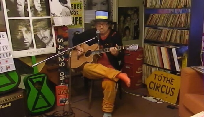 Британец исполнил песню 