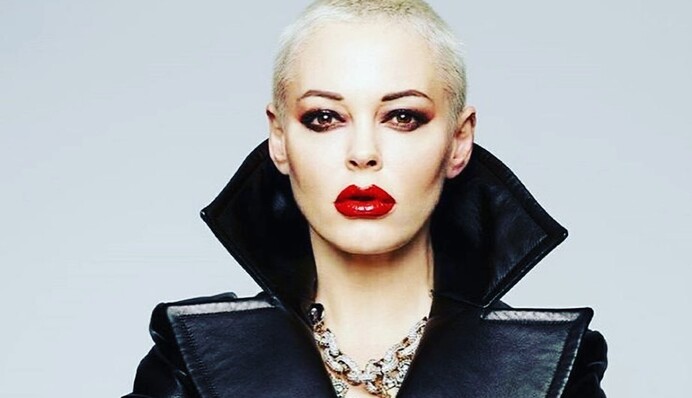 Актриса Роуз Макгоуэн завела роман с девушкой после расставания с транс-моделью