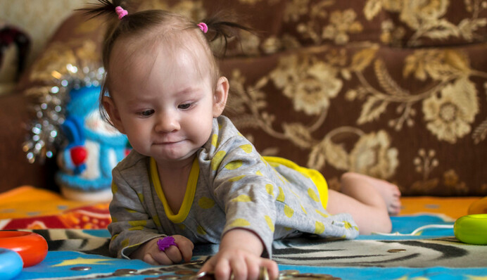 Соцдопомога як в Еміратах: навіщо влада піариться на новонароджених