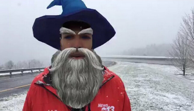 Репортер запустил онлайн-стрим, но забыл о фильтрах - в прямом эфире он примерил шлем, усы и шляпу мага