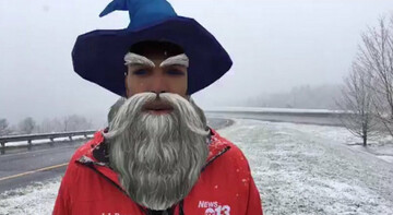 Репортер запустив онлайн-стрім, але забув про фільтри - в прямому ефірі він приміряв шолом, вуса і капелюх мага