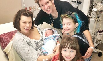 Мілла Йовович тепло подякувала старшій дочці за допомогу з новонародженим малятком (фото)