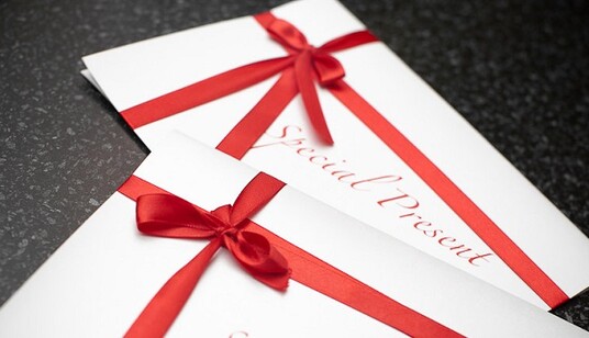 Чим приємно здивувати бабусю 8 березня: 5 оригінальних подарунків для будь-якого віку