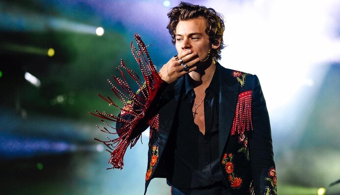 Угрожали ножом и забрали деньги: певец Гарри Стайлс рассказал о дерзком ограблении