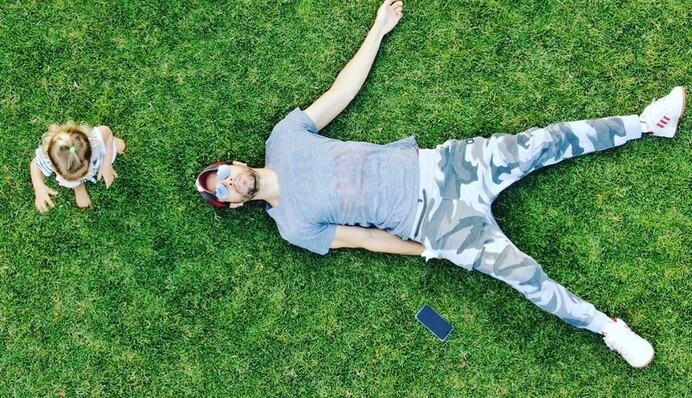 Я не сплю, но все отлично: Энрике Иглесиас рассказал, как живет после рождения третьего ребенка