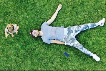 Я не сплю, але все чудово: Енріке Іглесіас розповів, як живе після народження третьої дитини