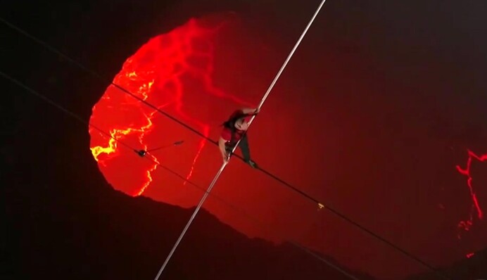 Американський канатоходець пройшов над кратером активного вулкану в Нікарагуа: фото