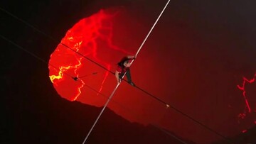 Американський канатоходець пройшов над кратером активного вулкану в Нікарагуа: фото