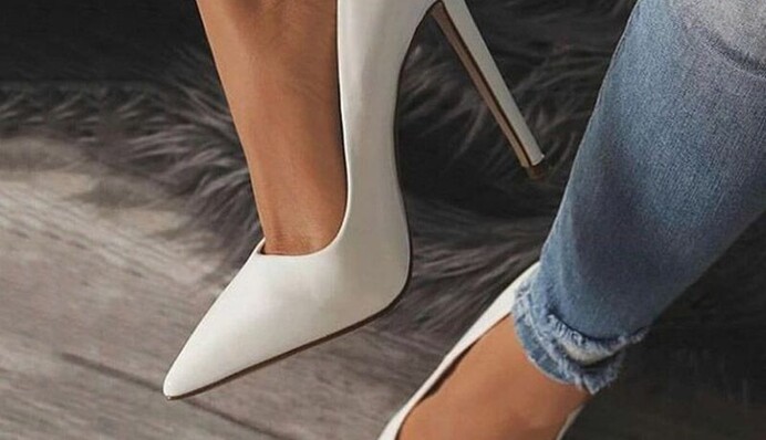 Пора знімати чорне: 5 стильних моделей білого взуття, яке ідеально підійде до джинсів