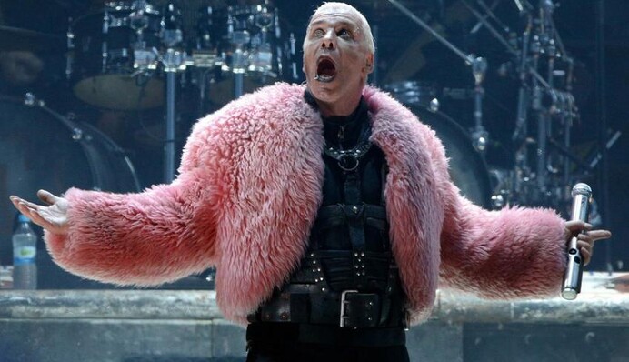 Эпатажный Тилль Линдеманн прокатился на карусели в центре Припяти (фото)