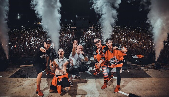 На концерті гурту Mozgi стався неприємний інцидент - прихильниця ледь не втратила волосся