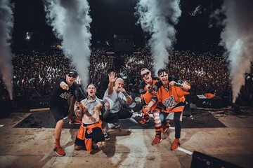 На концерті гурту Mozgi стався неприємний інцидент - прихильниця ледь не втратила волосся