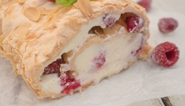 Готуємо вдома повітряний меренговий рулет з ягодами: покроковий рецепт і поради