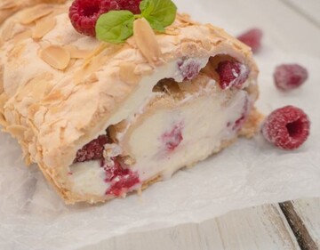 Готуємо вдома повітряний меренговий рулет з ягодами: покроковий рецепт і поради