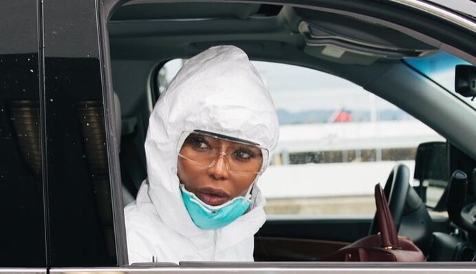 Наомі Кемпбелл переодяглася в захисний костюм через коронавірус: фото