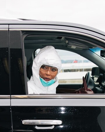 Наоми Кэмпбелл переоделась в защитный костюм из-за коронавируса: фото