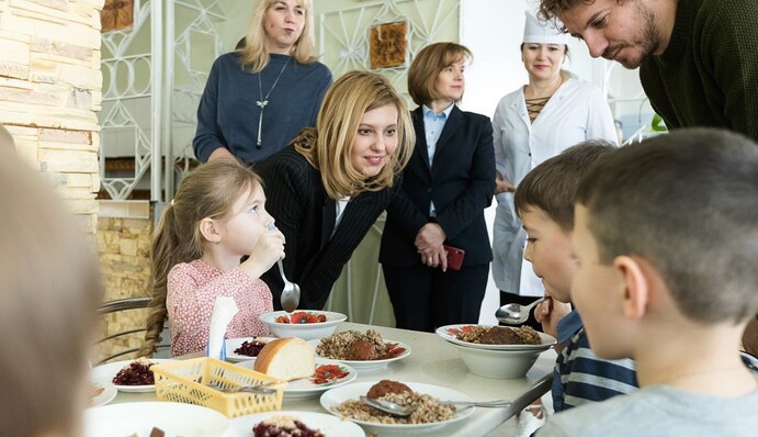 Стильная Елена Зеленская и шеф-повар Евгений Клопотенко проверили питание в школах Киева (фото)