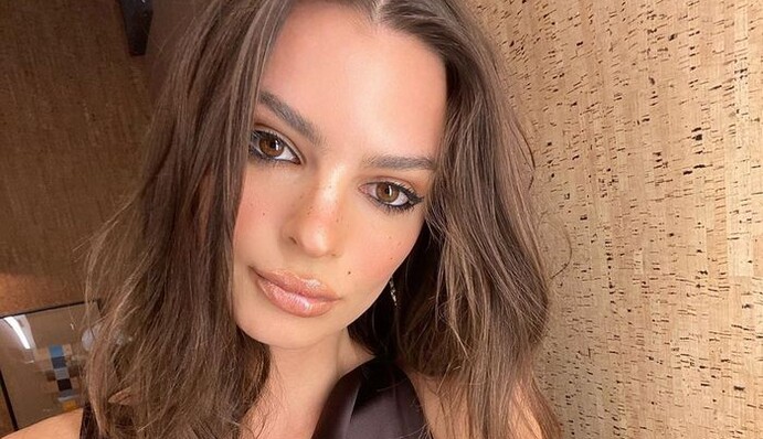 Емілі Ратаковські вигуляла на публіці сукню українського бренду Bevza