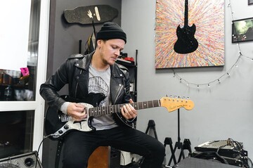 У группы O.Torvald украли уникальную гитару - музыканты пока в полицию не обращались