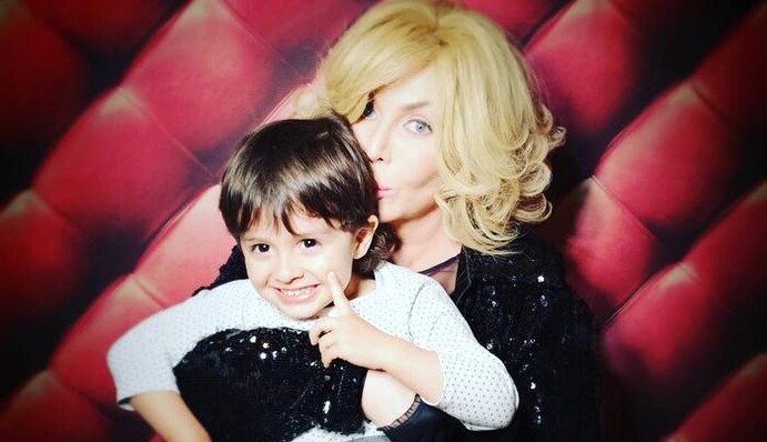 Напередодні 50-річчя Ірина Білик прикрасила обкладинку відомого глянцю - компанію їй склав маленький син