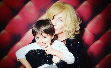 Напередодні 50-річчя Ірина Білик прикрасила обкладинку відомого глянцю - компанію їй склав маленький син