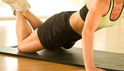 Соблюдаем карантин и держим форму: 6 эффективных упражнений, которые заменят спортзал