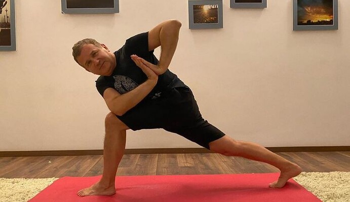 Юрий Горбунов показал, как учит йоге трехлетнего сына - у мальчика отлично выходит