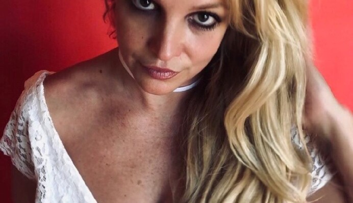 Брітні Спірс попросила тролів не цькувати її за однакові фото в купальнику