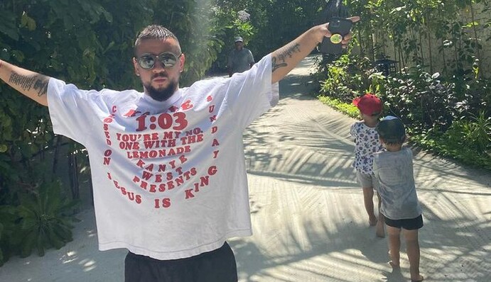 Хроніки карантину: дружина MONATIK'а показала, як співак проводить час з дітьми