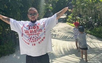 Хроніки карантину: дружина MONATIK'а показала, як співак проводить час з дітьми